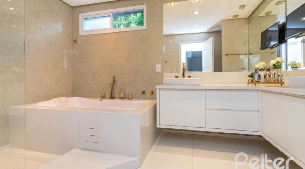 Casa à venda com 176m², 3 dormitórios, 1 suíte, 4 vagas, no bairro Tristeza em Porto Alegre