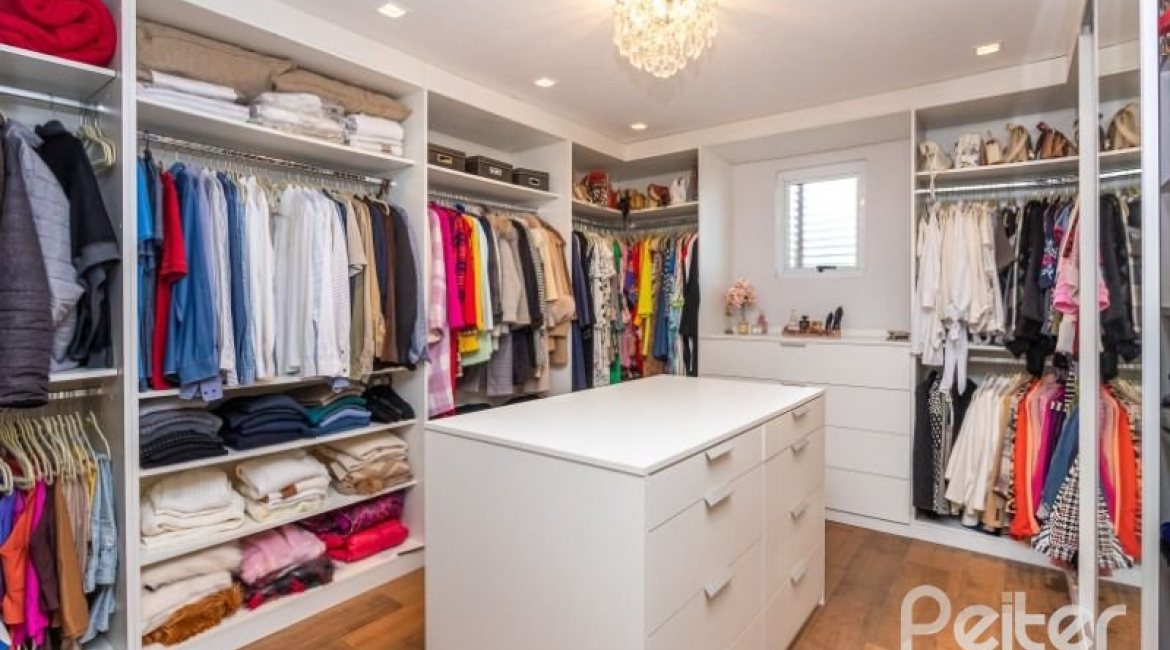 Casa à venda com 176m², 3 dormitórios, 1 suíte, 4 vagas, no bairro Tristeza em Porto Alegre