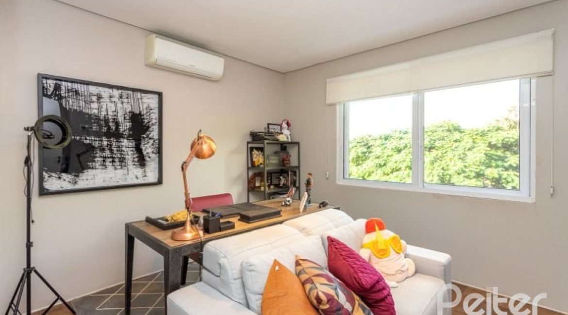 Casa à venda com 176m², 3 dormitórios, 1 suíte, 4 vagas, no bairro Tristeza em Porto Alegre