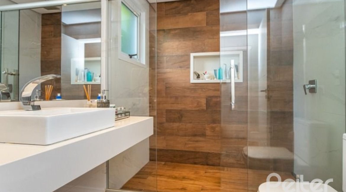 Casa à venda com 176m², 3 dormitórios, 1 suíte, 4 vagas, no bairro Tristeza em Porto Alegre