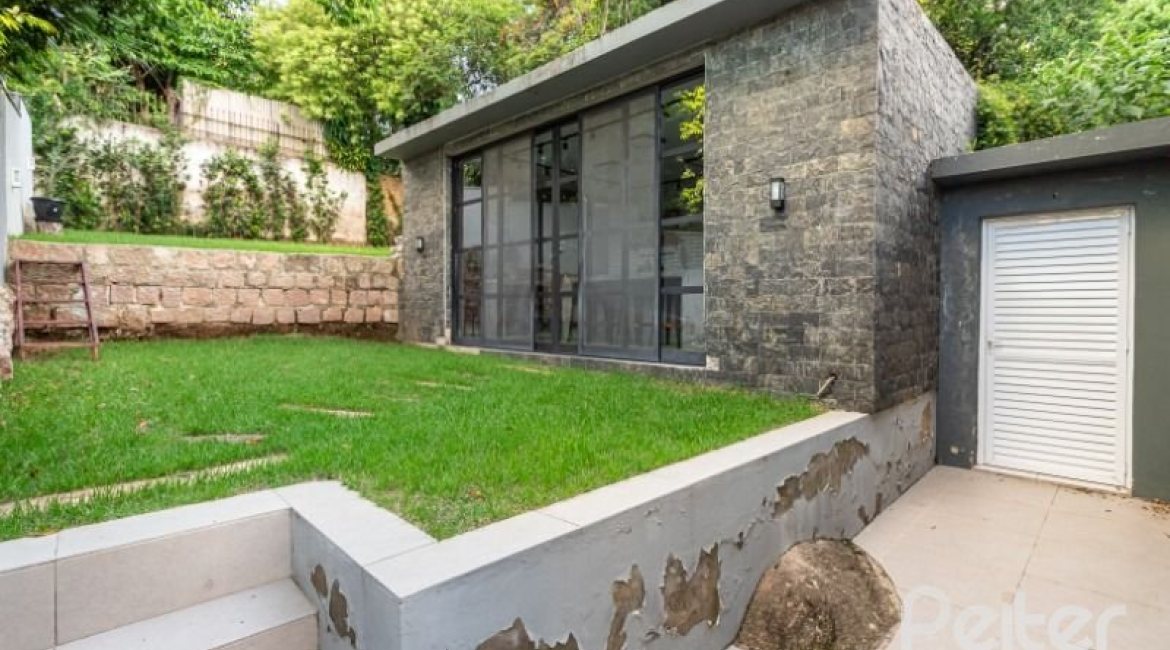 Casa à venda com 176m², 3 dormitórios, 1 suíte, 4 vagas, no bairro Tristeza em Porto Alegre