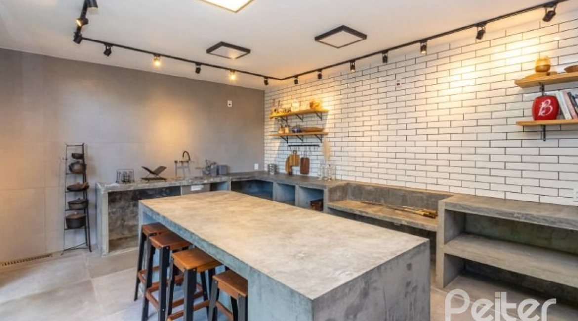 Casa à venda com 176m², 3 dormitórios, 1 suíte, 4 vagas, no bairro Tristeza em Porto Alegre