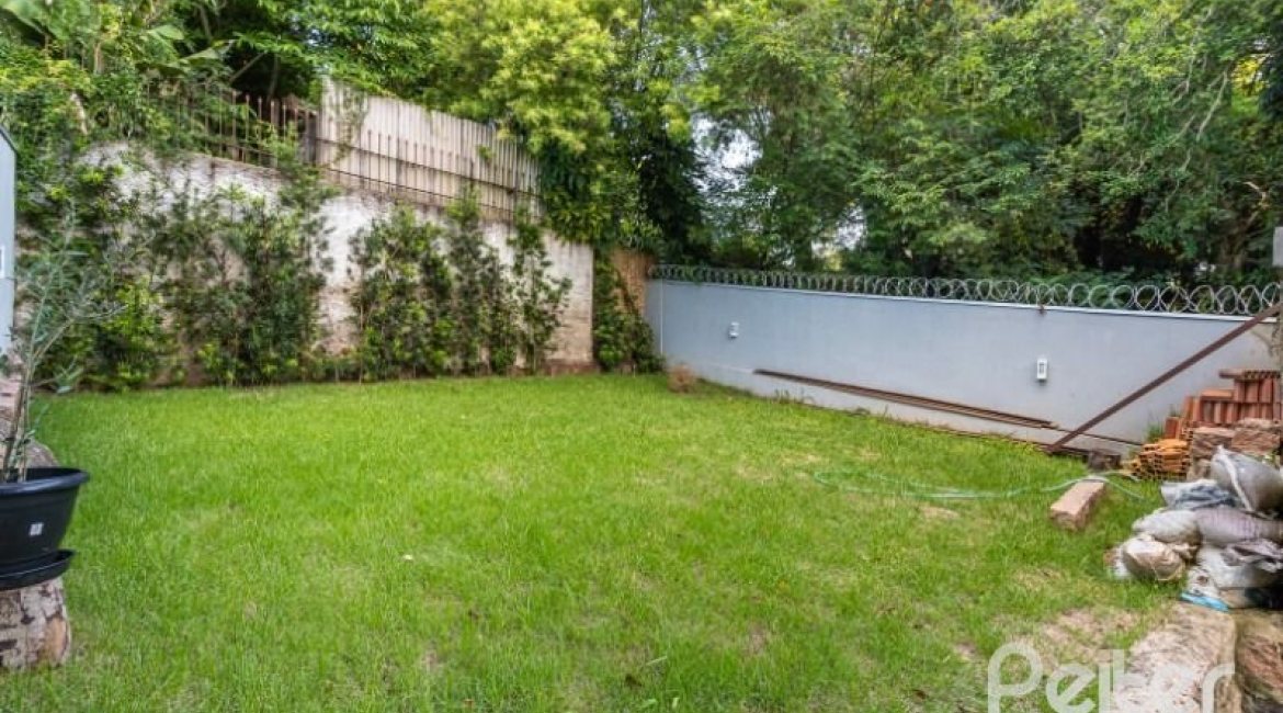 Casa à venda com 176m², 3 dormitórios, 1 suíte, 4 vagas, no bairro Tristeza em Porto Alegre