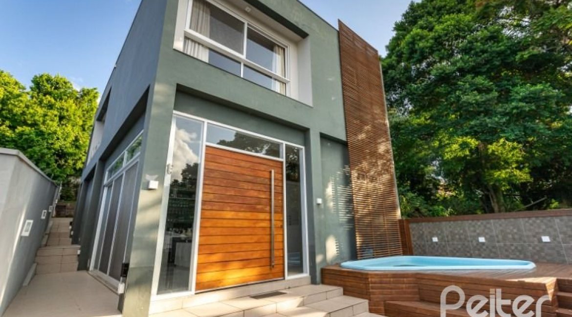 Casa à venda com 176m², 3 dormitórios, 1 suíte, 4 vagas, no bairro Tristeza em Porto Alegre