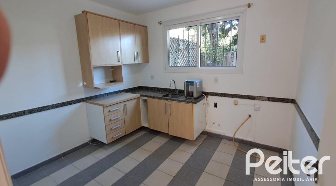 Casa em Condomínio à venda com 116m², 3 dormitórios, 1 suíte, 2 vagas, no bairro Cristal em Porto Alegre