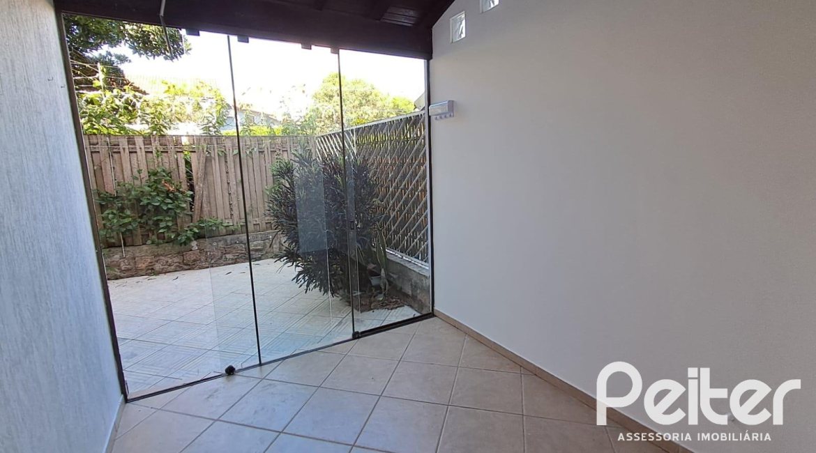 Casa em Condomínio à venda com 116m², 3 dormitórios, 1 suíte, 2 vagas, no bairro Cristal em Porto Alegre