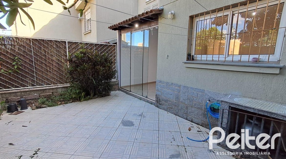 Casa em Condomínio à venda com 116m², 3 dormitórios, 1 suíte, 2 vagas, no bairro Cristal em Porto Alegre