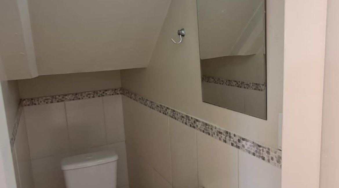 Casa em Condomínio à venda com 116m², 3 dormitórios, 1 suíte, 2 vagas, no bairro Cristal em Porto Alegre