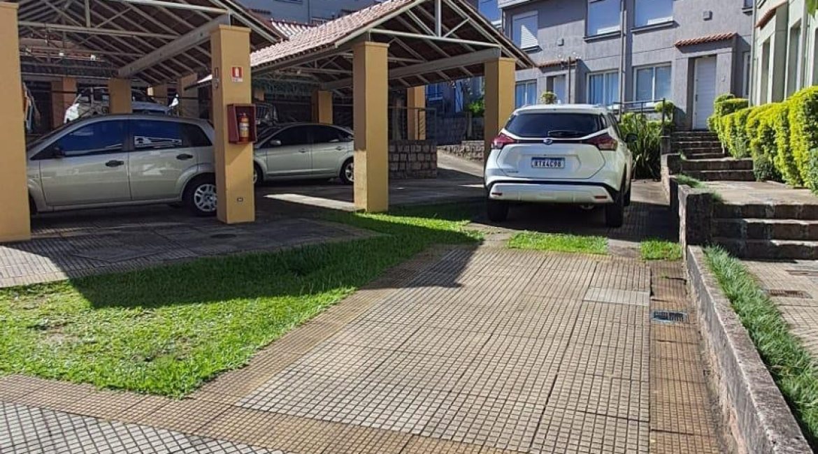 Casa em Condomínio à venda com 116m², 3 dormitórios, 1 suíte, 2 vagas, no bairro Cristal em Porto Alegre