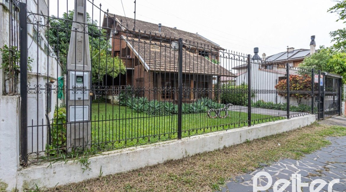 Casa à venda com 329m², 5 dormitórios, 1 suíte, 3 vagas, no bairro Tristeza em Porto Alegre