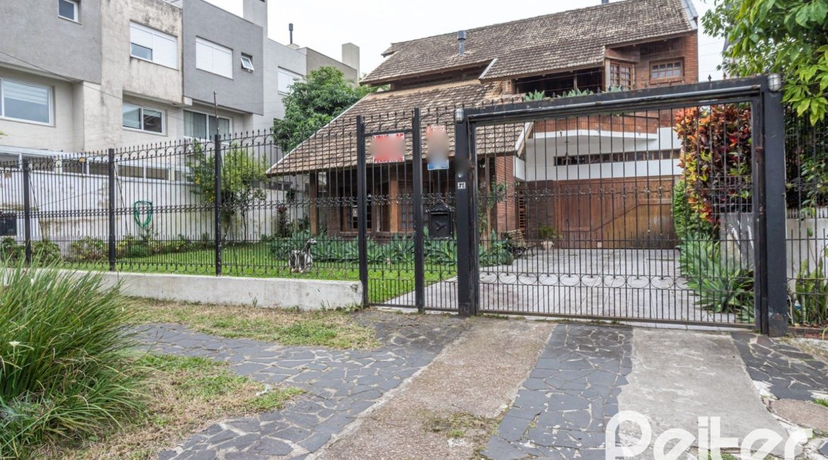 Casa à venda com 329m², 5 dormitórios, 1 suíte, 3 vagas, no bairro Tristeza em Porto Alegre