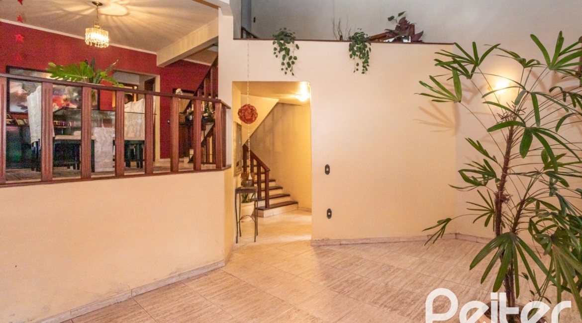 Casa à venda com 329m², 5 dormitórios, 1 suíte, 3 vagas, no bairro Tristeza em Porto Alegre