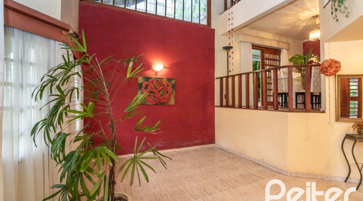 Casa à venda com 329m², 5 dormitórios, 1 suíte, 3 vagas, no bairro Tristeza em Porto Alegre