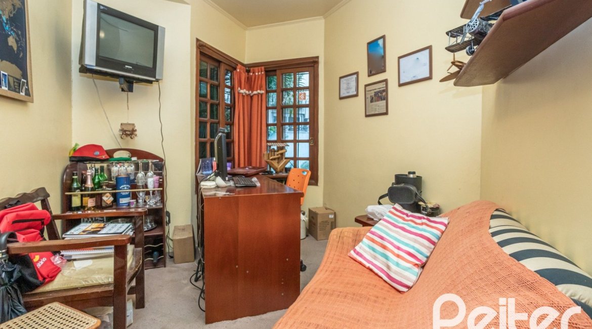 Casa à venda com 329m², 5 dormitórios, 1 suíte, 3 vagas, no bairro Tristeza em Porto Alegre