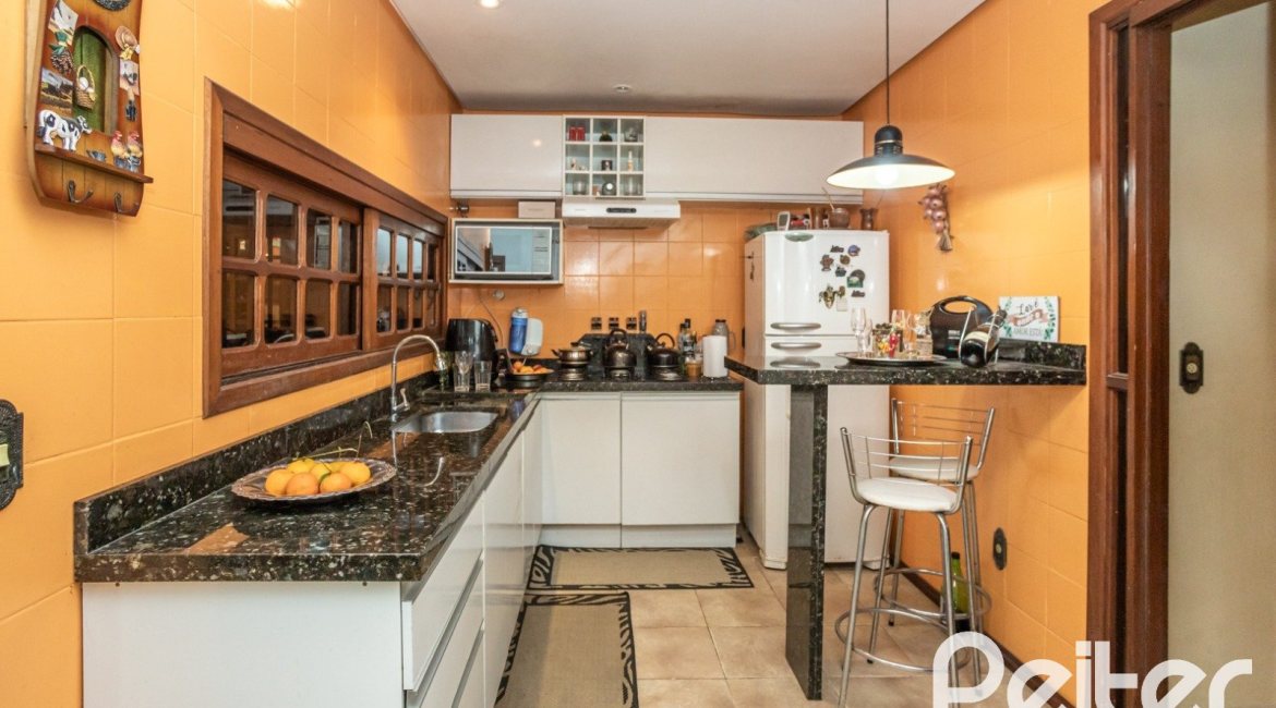 Casa à venda com 329m², 5 dormitórios, 1 suíte, 3 vagas, no bairro Tristeza em Porto Alegre