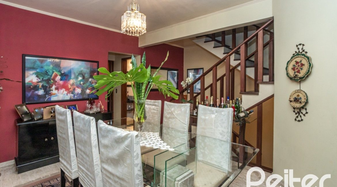 Casa à venda com 329m², 5 dormitórios, 1 suíte, 3 vagas, no bairro Tristeza em Porto Alegre