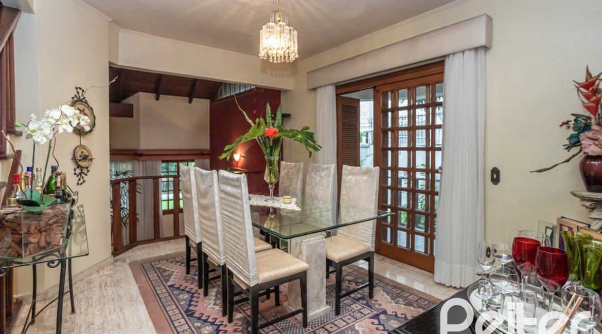 Casa à venda com 329m², 5 dormitórios, 1 suíte, 3 vagas, no bairro Tristeza em Porto Alegre