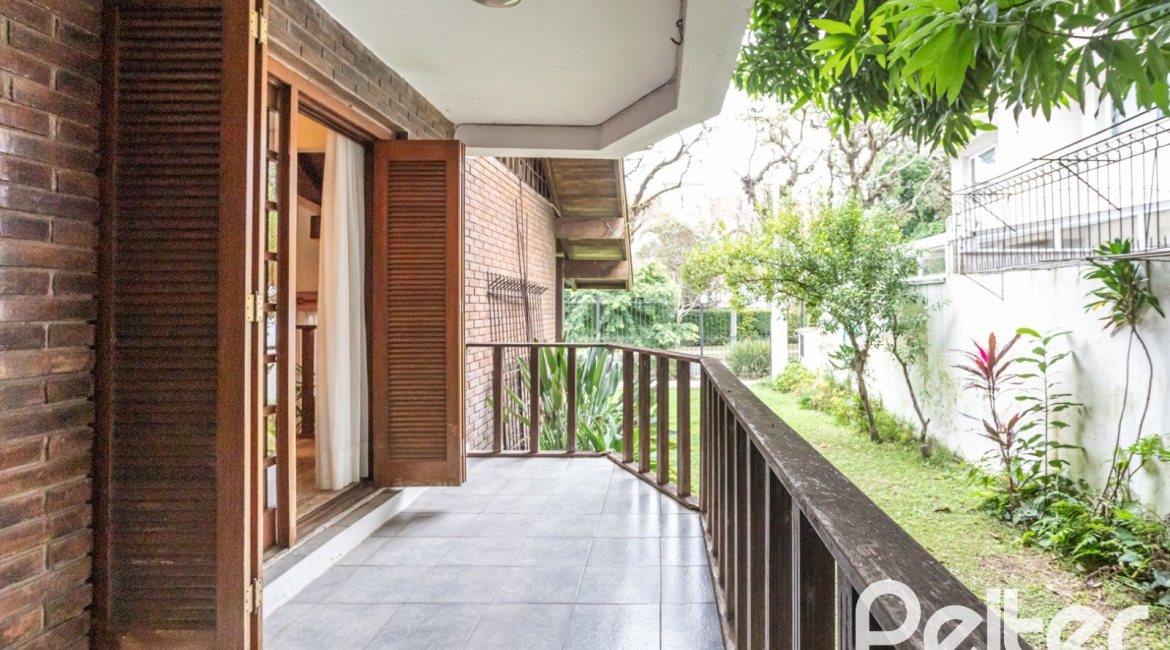 Casa à venda com 329m², 5 dormitórios, 1 suíte, 3 vagas, no bairro Tristeza em Porto Alegre