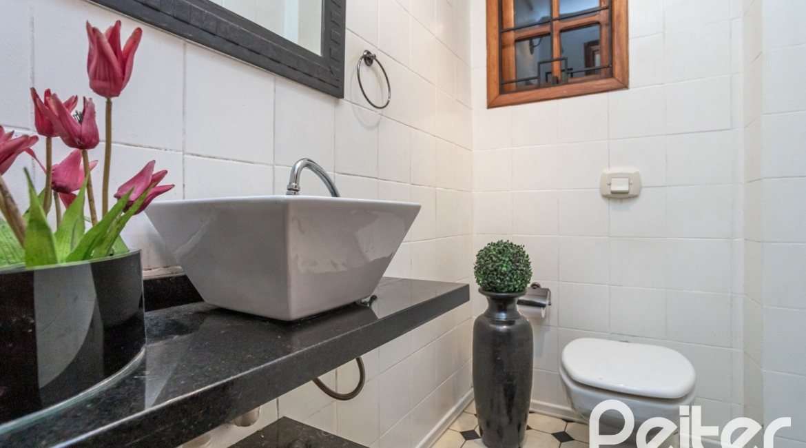 Casa à venda com 329m², 5 dormitórios, 1 suíte, 3 vagas, no bairro Tristeza em Porto Alegre