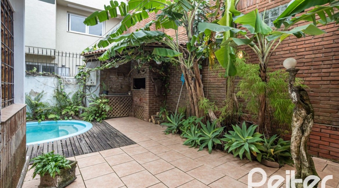 Casa à venda com 329m², 5 dormitórios, 1 suíte, 3 vagas, no bairro Tristeza em Porto Alegre