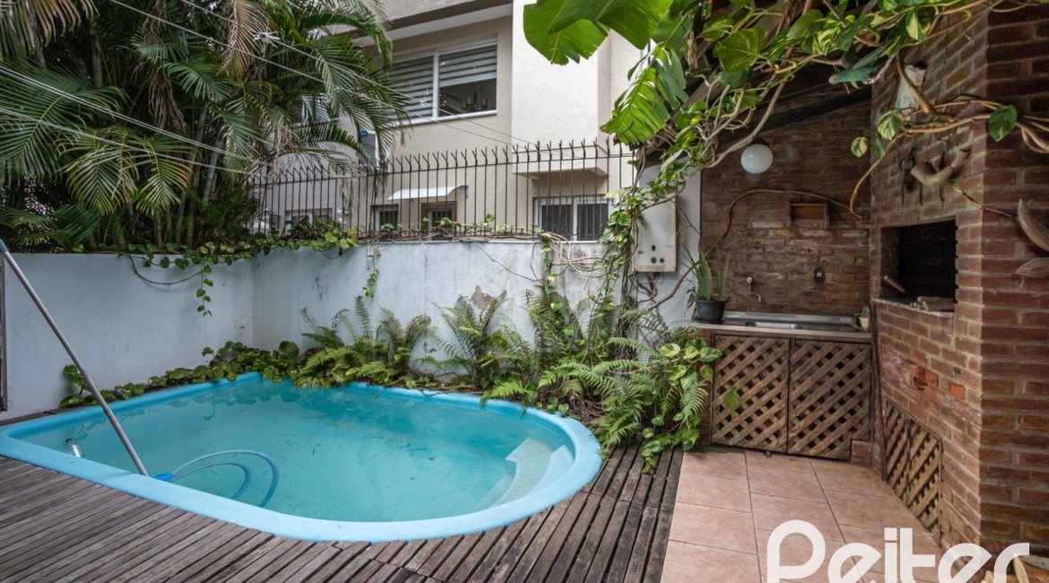 Casa à venda com 329m², 5 dormitórios, 1 suíte, 3 vagas, no bairro Tristeza em Porto Alegre