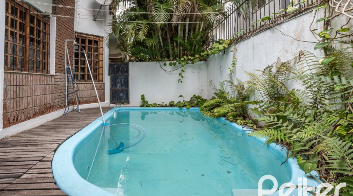 Casa à venda com 329m², 5 dormitórios, 1 suíte, 3 vagas, no bairro Tristeza em Porto Alegre