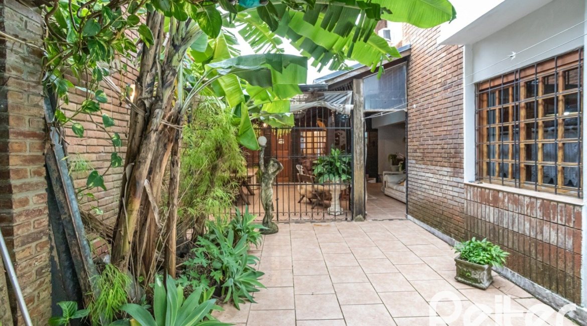 Casa à venda com 329m², 5 dormitórios, 1 suíte, 3 vagas, no bairro Tristeza em Porto Alegre