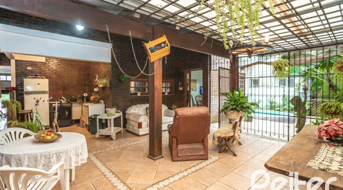 Casa à venda com 329m², 5 dormitórios, 1 suíte, 3 vagas, no bairro Tristeza em Porto Alegre