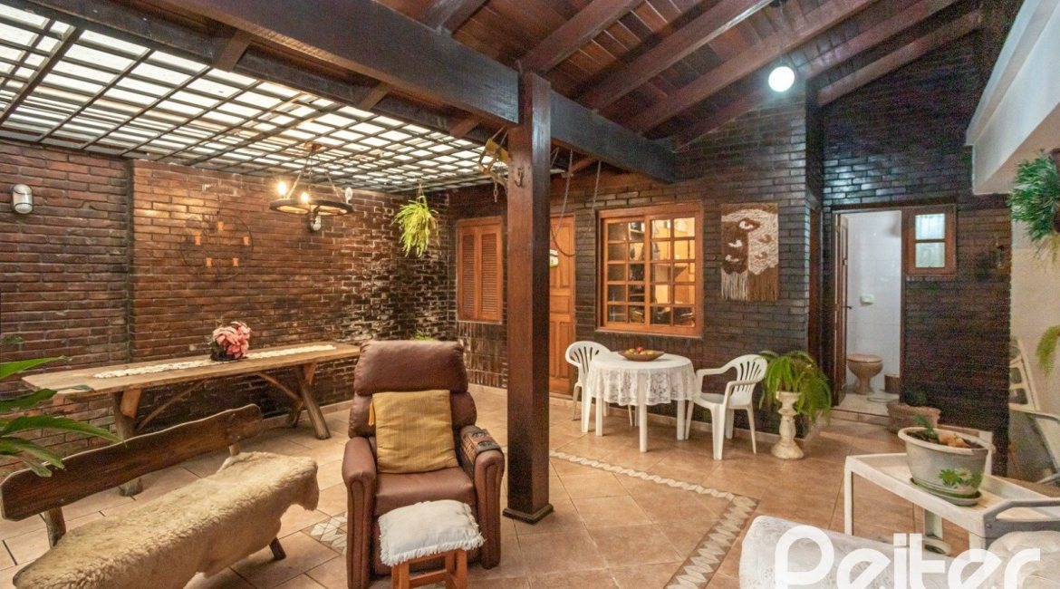 Casa à venda com 329m², 5 dormitórios, 1 suíte, 3 vagas, no bairro Tristeza em Porto Alegre