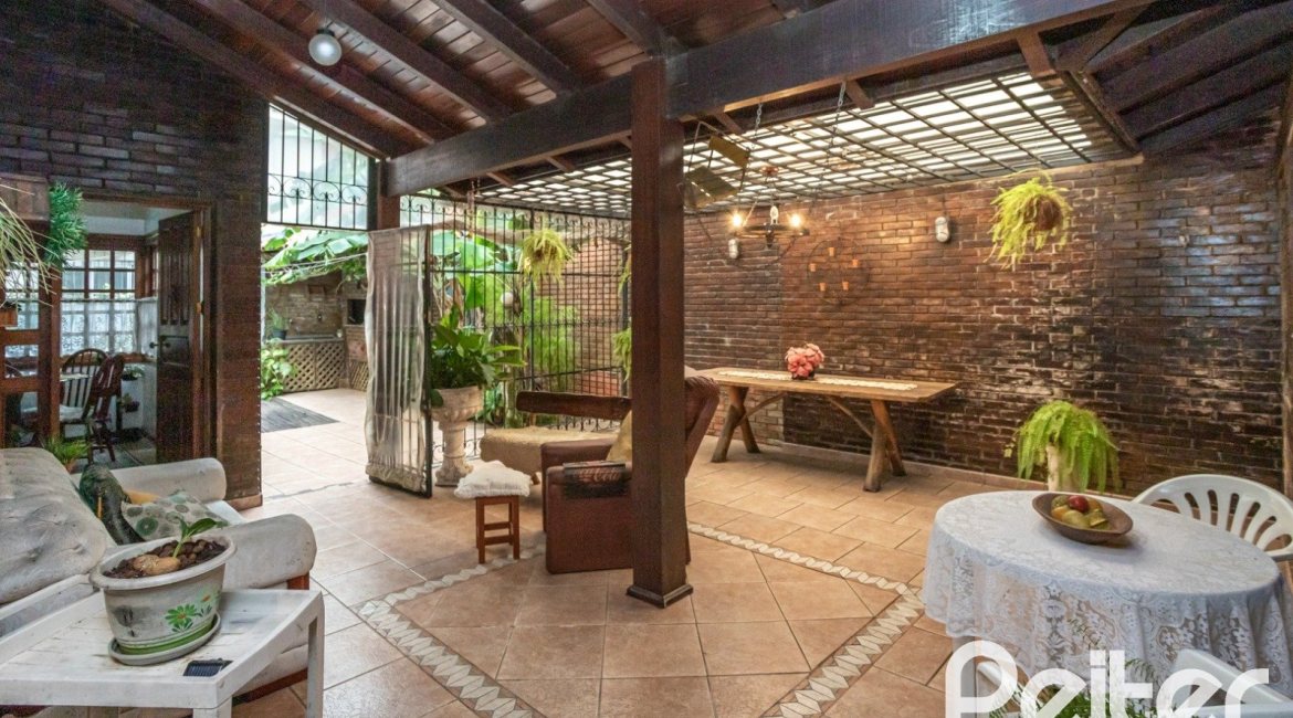 Casa à venda com 329m², 5 dormitórios, 1 suíte, 3 vagas, no bairro Tristeza em Porto Alegre