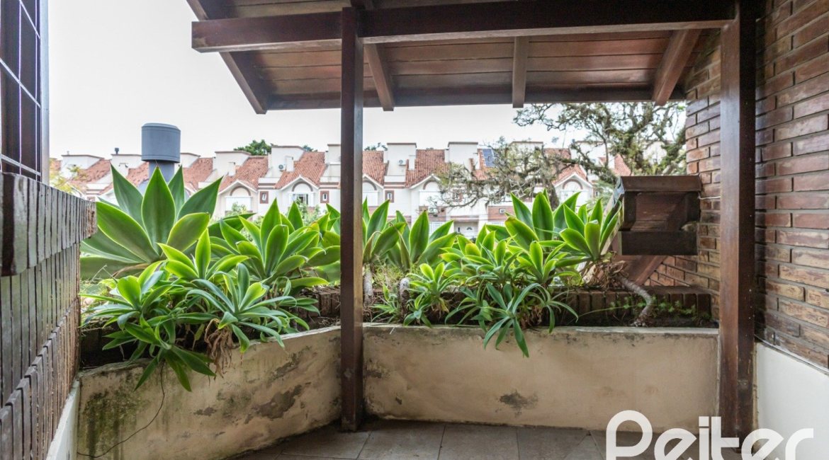 Casa à venda com 329m², 5 dormitórios, 1 suíte, 3 vagas, no bairro Tristeza em Porto Alegre