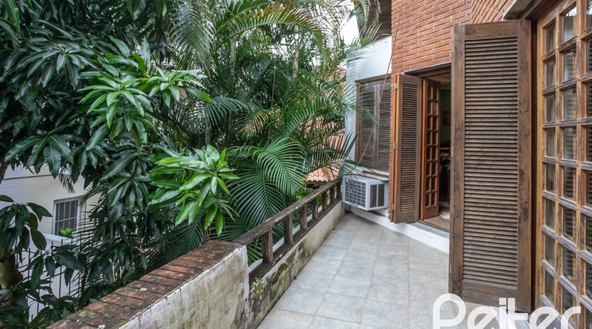 Casa à venda com 329m², 5 dormitórios, 1 suíte, 3 vagas, no bairro Tristeza em Porto Alegre