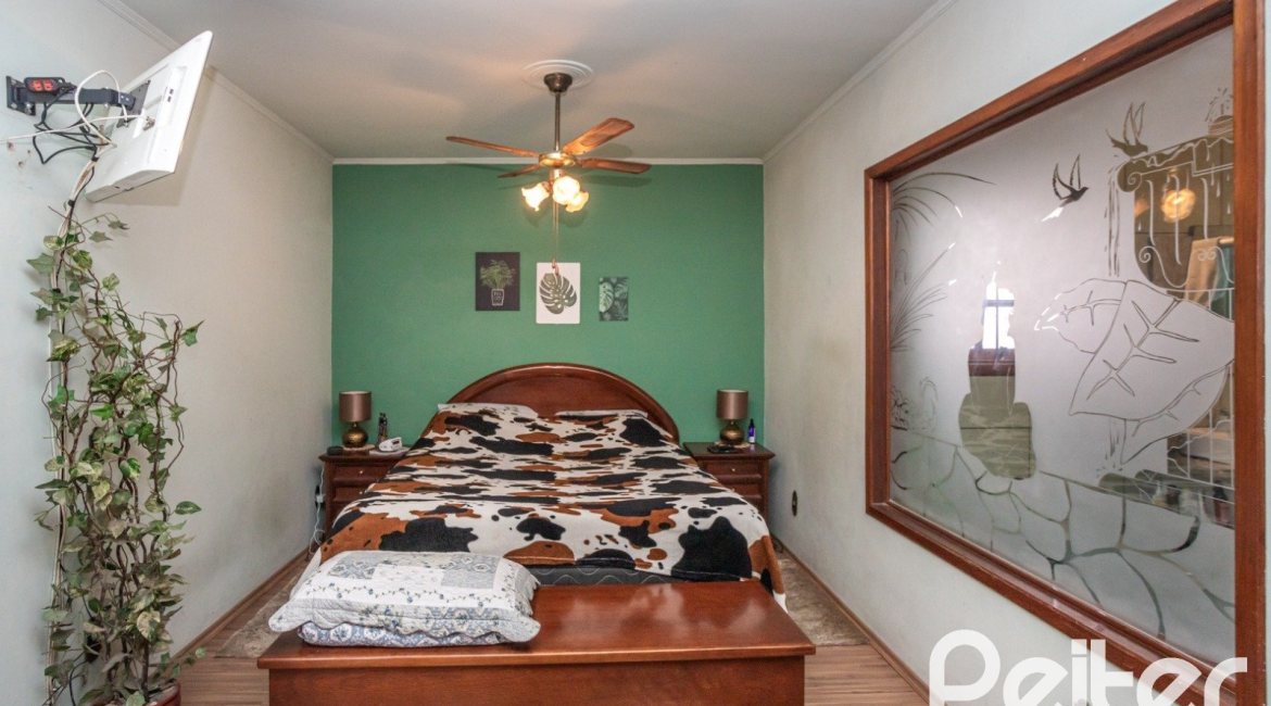 Casa à venda com 329m², 5 dormitórios, 1 suíte, 3 vagas, no bairro Tristeza em Porto Alegre