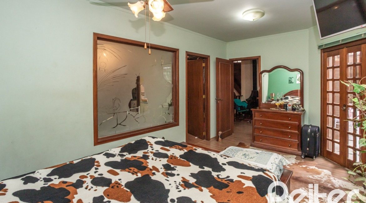 Casa à venda com 329m², 5 dormitórios, 1 suíte, 3 vagas, no bairro Tristeza em Porto Alegre