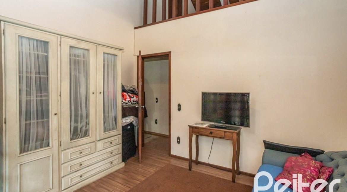 Casa à venda com 329m², 5 dormitórios, 1 suíte, 3 vagas, no bairro Tristeza em Porto Alegre