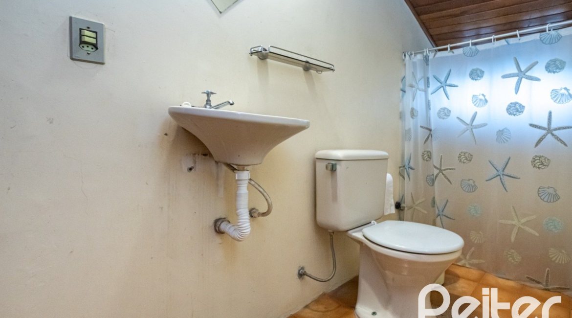 Casa à venda com 329m², 5 dormitórios, 1 suíte, 3 vagas, no bairro Tristeza em Porto Alegre