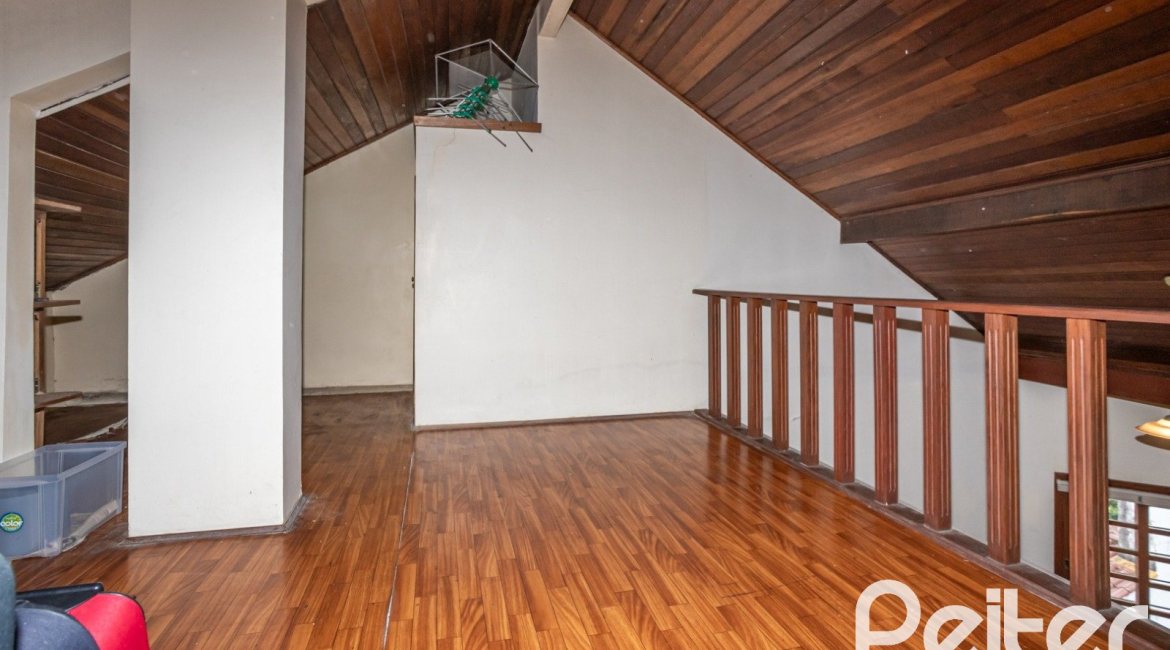 Casa à venda com 329m², 5 dormitórios, 1 suíte, 3 vagas, no bairro Tristeza em Porto Alegre