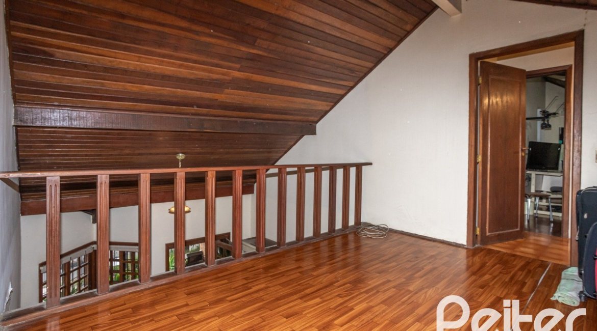 Casa à venda com 329m², 5 dormitórios, 1 suíte, 3 vagas, no bairro Tristeza em Porto Alegre