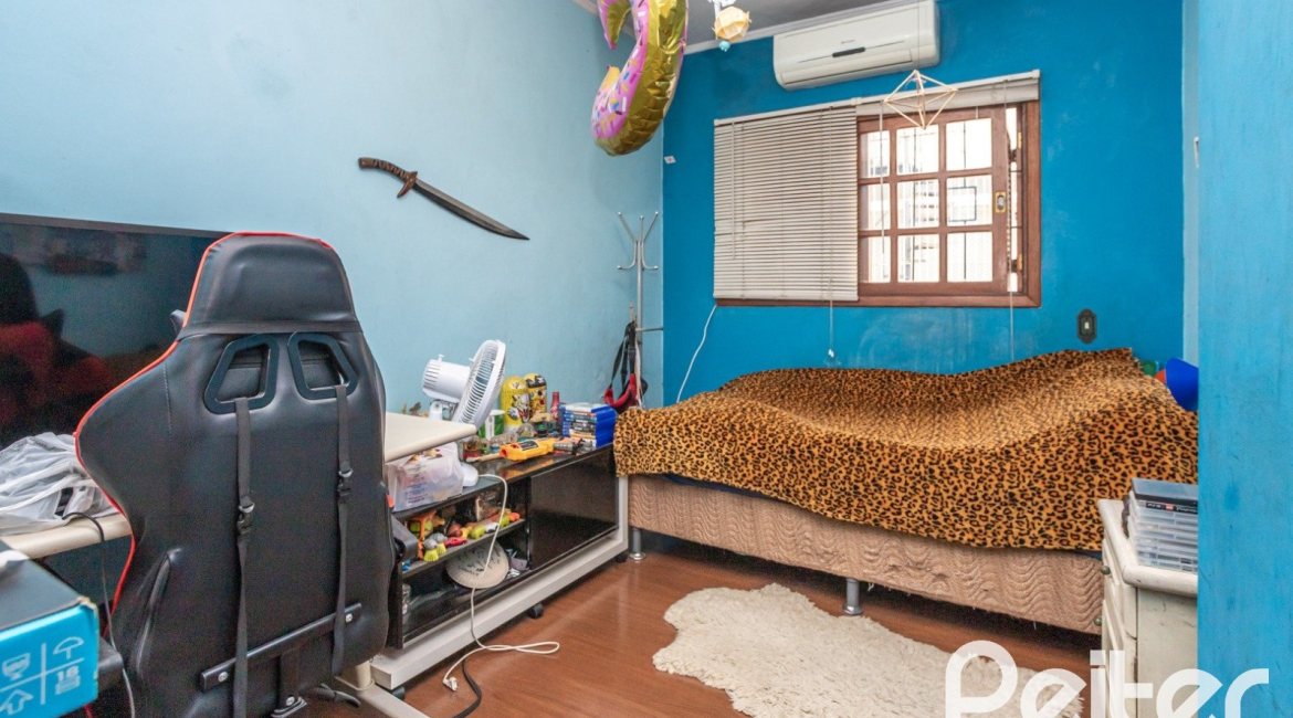 Casa à venda com 329m², 5 dormitórios, 1 suíte, 3 vagas, no bairro Tristeza em Porto Alegre