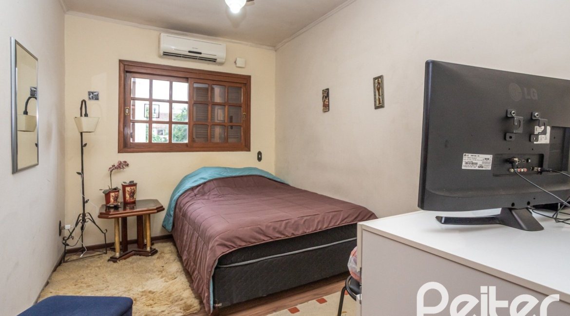 Casa à venda com 329m², 5 dormitórios, 1 suíte, 3 vagas, no bairro Tristeza em Porto Alegre