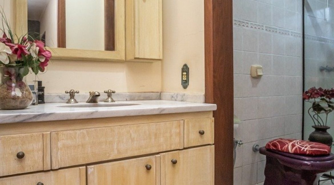 Casa à venda com 329m², 5 dormitórios, 1 suíte, 3 vagas, no bairro Tristeza em Porto Alegre