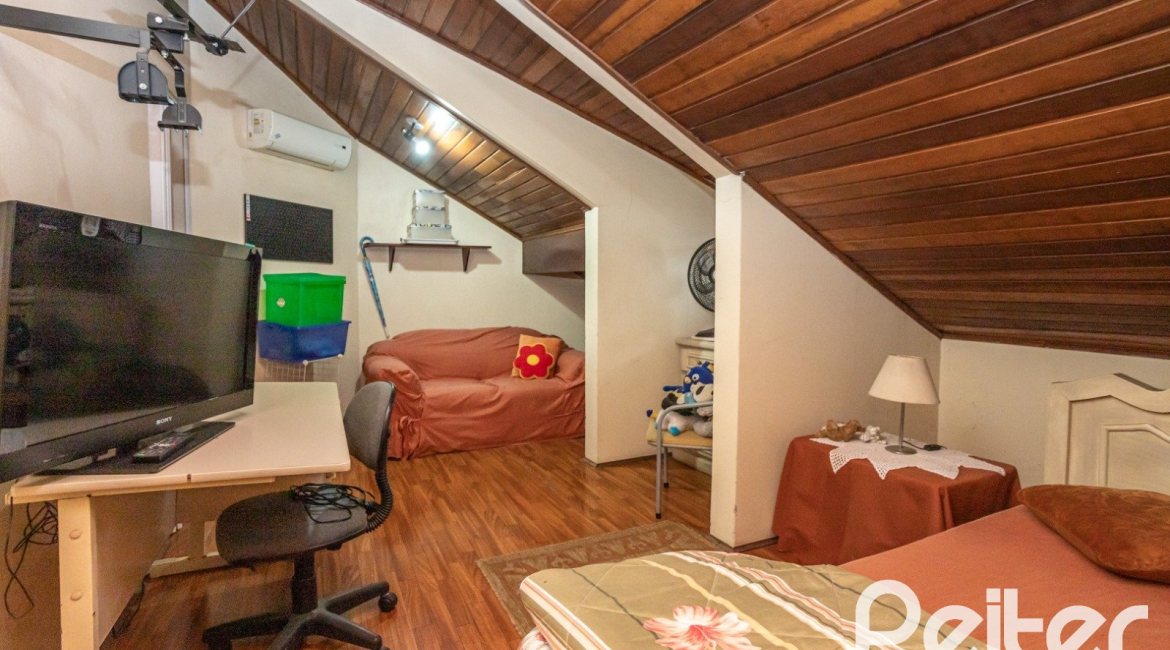 Casa à venda com 329m², 5 dormitórios, 1 suíte, 3 vagas, no bairro Tristeza em Porto Alegre