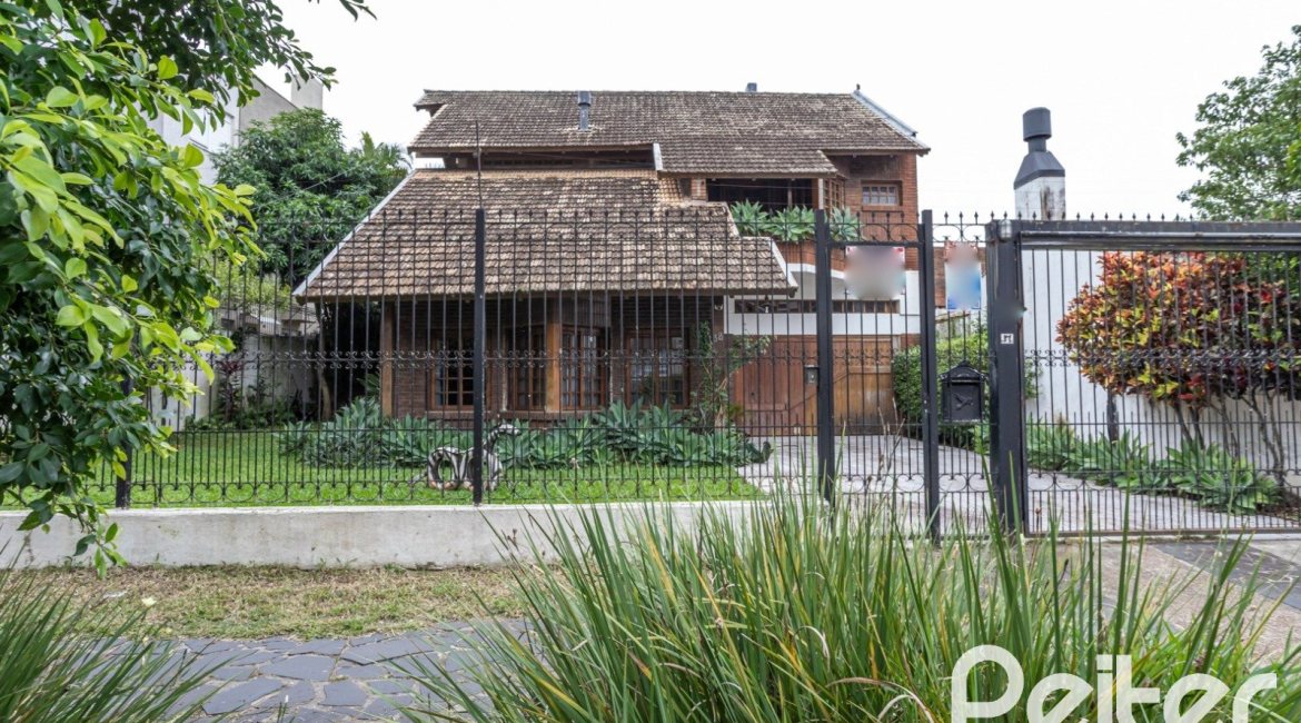 Casa à venda com 329m², 5 dormitórios, 1 suíte, 3 vagas, no bairro Tristeza em Porto Alegre