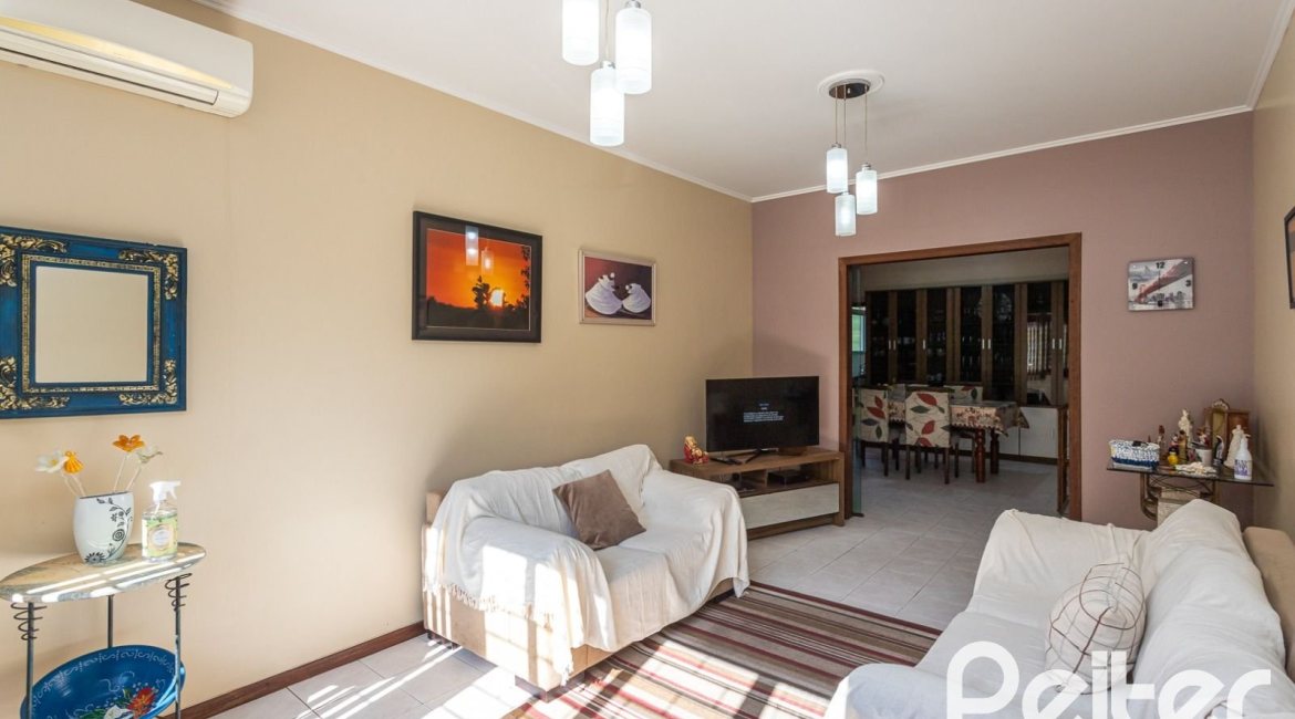 Casa à venda com 179m², 5 dormitórios, 3 vagas, no bairro Ipanema em Porto Alegre