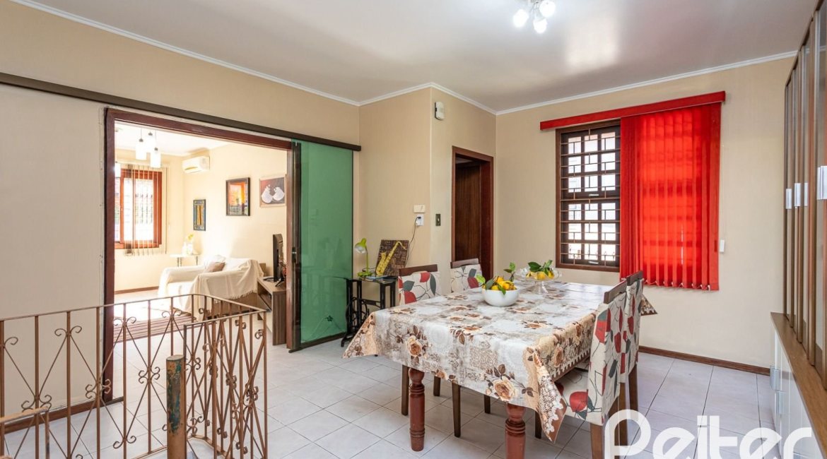 Casa à venda com 179m², 5 dormitórios, 3 vagas, no bairro Ipanema em Porto Alegre