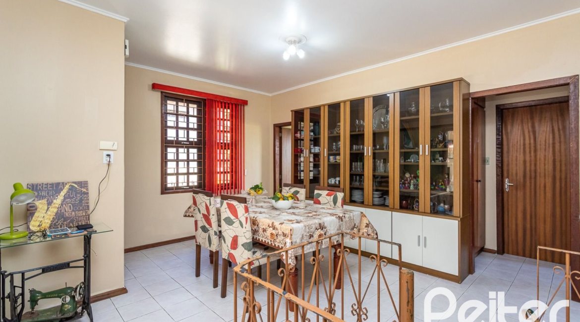 Casa à venda com 179m², 5 dormitórios, 3 vagas, no bairro Ipanema em Porto Alegre