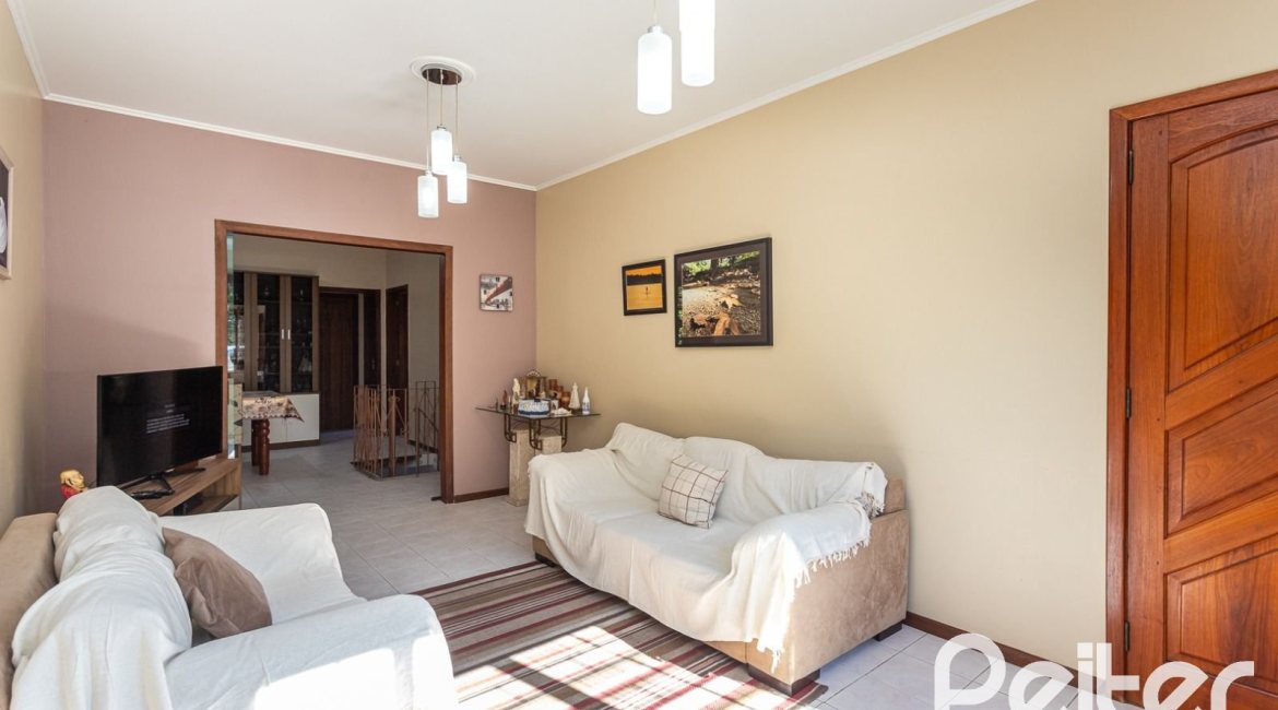 Casa à venda com 179m², 5 dormitórios, 3 vagas, no bairro Ipanema em Porto Alegre