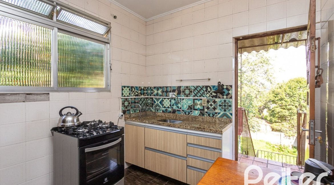 Casa à venda com 179m², 5 dormitórios, 3 vagas, no bairro Ipanema em Porto Alegre