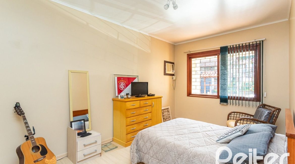 Casa à venda com 179m², 5 dormitórios, 3 vagas, no bairro Ipanema em Porto Alegre