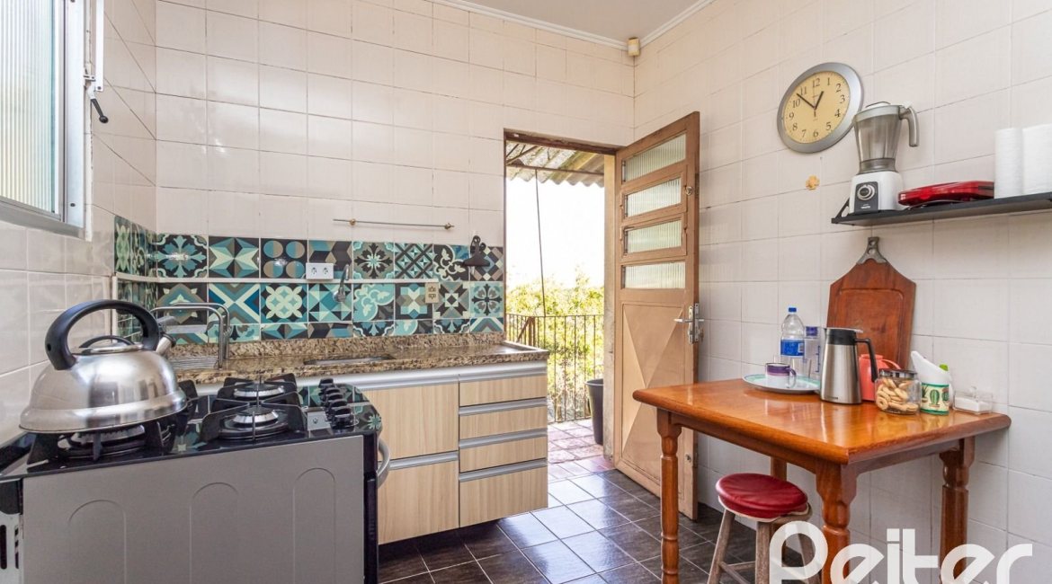 Casa à venda com 179m², 5 dormitórios, 3 vagas, no bairro Ipanema em Porto Alegre